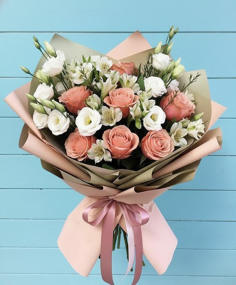 Букет цветов из: Розы, Альстромерии и Лизиантусы в Малой Дубне