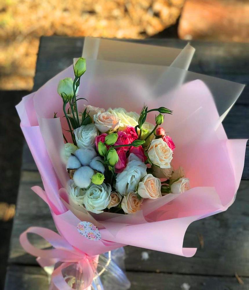 Букет цветов из: Розы и Лизиантусы в Малой Дубне