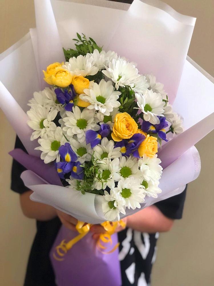 Букет цветов из: Ирисы, Хризантемы и Розы в Малой Дубне