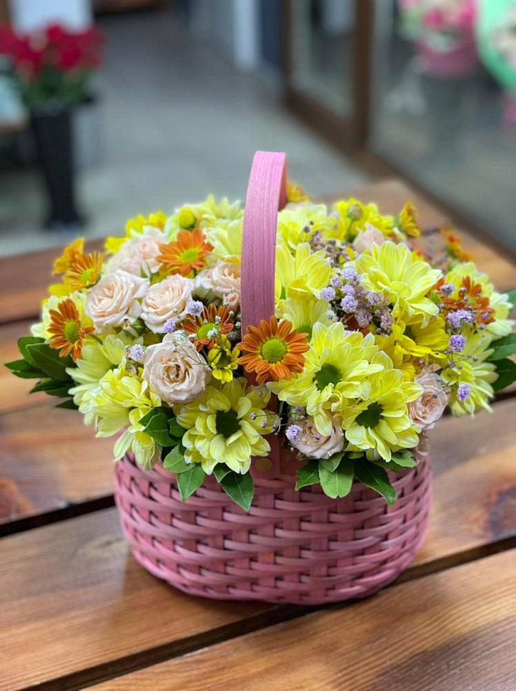 Цветочная композиция из Хризантемы и Розы в корзине в Малой Дубне
