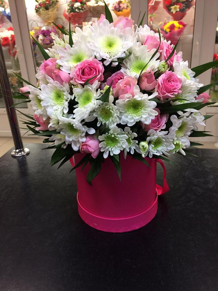 Цветочная композиция из Розы и Хризантемы в шляпной коробке в Малой Дубне