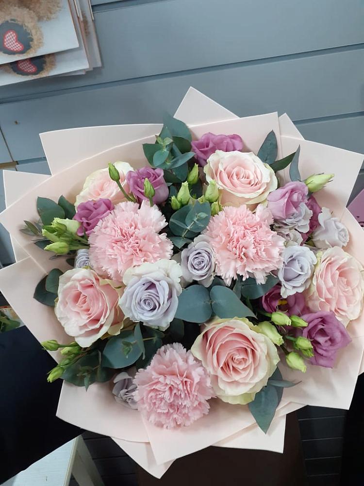 Букет цветов из: Розы, Гвоздики и Лизиантусы в Малой Дубне