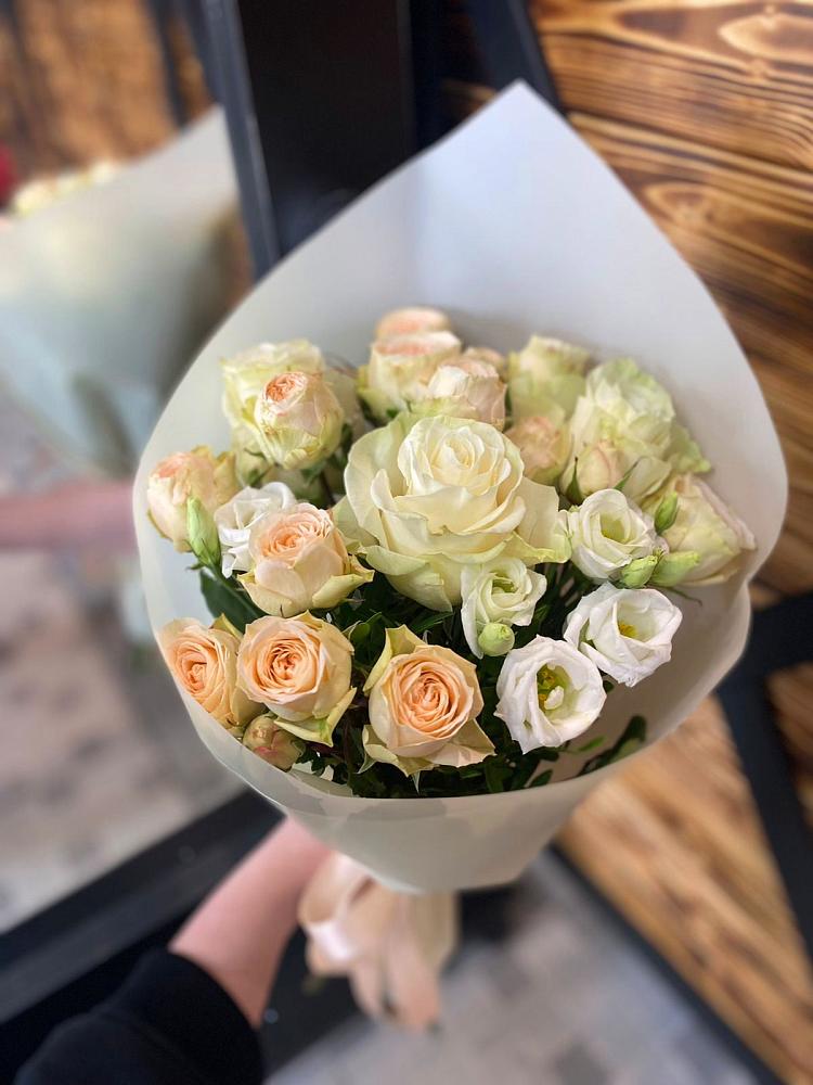 Букет цветов из: Розы и Лизиантусы в Малой Дубне